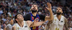 Mit Nikola Mirotic (Mitte) hat der FC Barcelona den spektakulärsten Transfer des Sommers getätigt. 