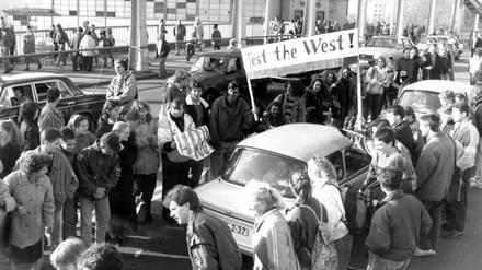 Ost-Berliner werden nach der Grenzöffnung 1989 an der Bornholmer Straße von Westlern empfangen.