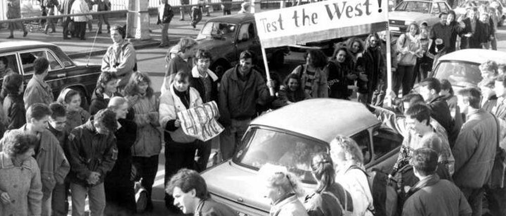 Ost-Berliner werden nach der Grenzöffnung 1989 an der Bornholmer Straße von Westlern empfangen.