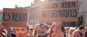 Demonstranten in Berlin nach dem Angriff auf eine Synagoge in Halle. 