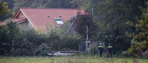 Polizisten gehen auf Spurensuche zu dem abgelegenen Hof, in dessen Keller eine Familie jahrelang gehaust haben soll.   Foto: Vincent Jannink/ANP/dpa +++ dpa-Bildfunk +++