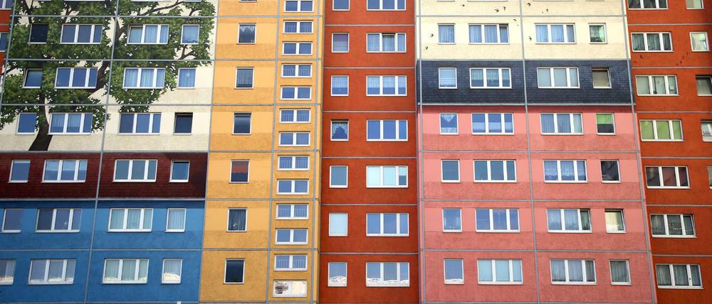 Plattenbauten an der Frankfurter Allee im Berliner Bezirk Friedrichshain
