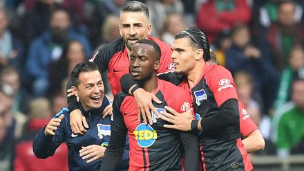 Dodi Lukebakio (Mitte) ließ sich von seinen Mitspielern und Trainer Ante Covic (links) feiern.