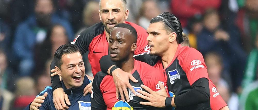 Dodi Lukebakio (Mitte) ließ sich von seinen Mitspielern und Trainer Ante Covic (links) feiern.