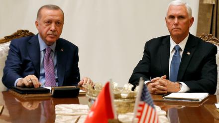 US Vizepräsident Mike Pence beim Treffen mit dem türkischen Präsidenten Recep Tayyip Erdogan.