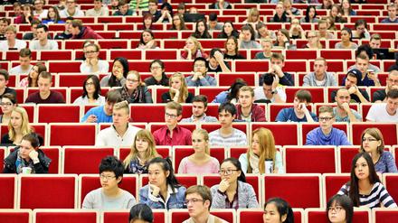 Studierende der Wirtschaftswissenschaften sitzen in einer Vorlesung an der Universität Leipzig (Sachsen). 