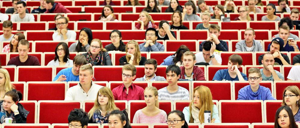 Studierende der Wirtschaftswissenschaften sitzen in einer Vorlesung an der Universität Leipzig (Sachsen).