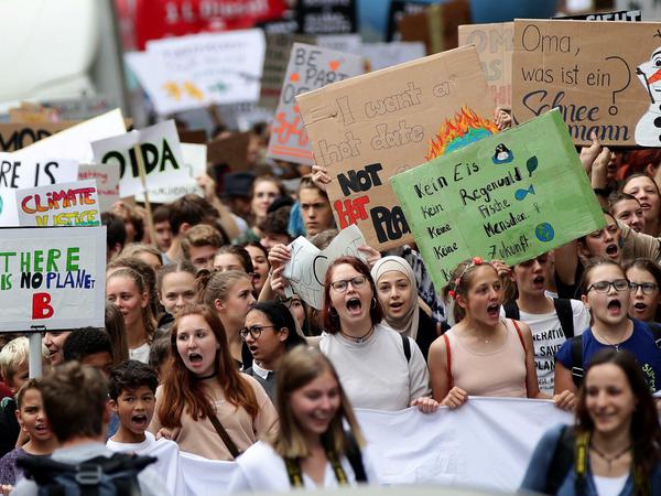 Schülerinnen und Schüler der Fridays for Future-Bewegung bei einer Demonstration in Wien.