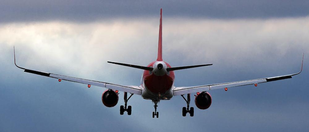 Ein Flugzeug der Airline EasyJet landet vor düsterem Himmel in Berlin-Schönefeld