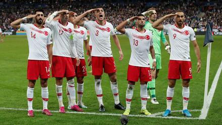 Türkische Fußballer salutieren. Meinungsäußerung oder Provokation?