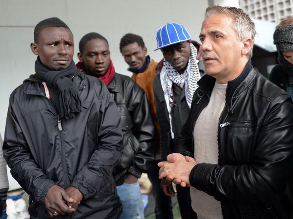 Hakan Taş mit Flüchtlingen in Charlottenburg.