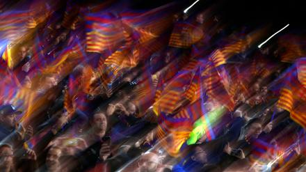 Die Fans müssen warten. Wegen der anhaltenden Unruhen in Katalonien wird der Clasico wohl verschoben.