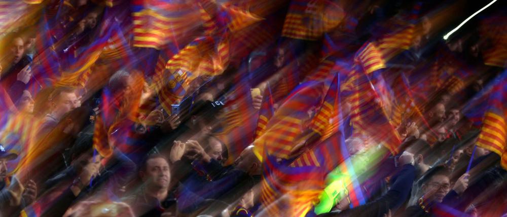 Die Fans müssen warten. Wegen der anhaltenden Unruhen in Katalonien wird der Clasico wohl verschoben.