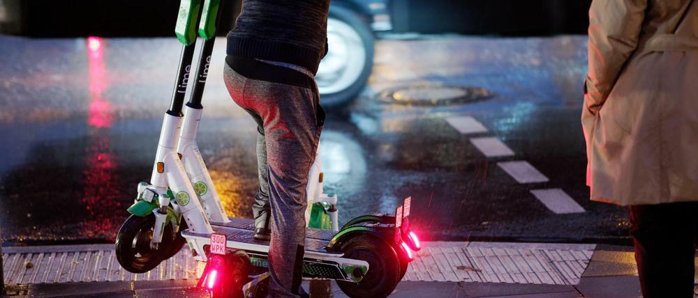 Lime-Juicer, also Leute, die E-Roller aufladen, gab es vor einigen Jahren noch nicht. Zeitungsboten schon. Sind die Arbeitsbedingungen vergleichbar?