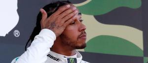 Was will er schon wieder? Lewis Hamiltons Kommentare geben Rätsel auf.