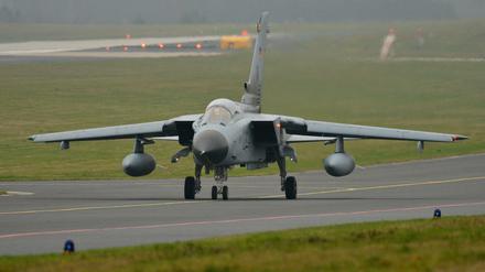 Ein Bundeswehr-Aufklärungsflugzeug vom Typ Tornado rollt auf der Startbahn des Fliegerhorsts Büchel in der Eifel.