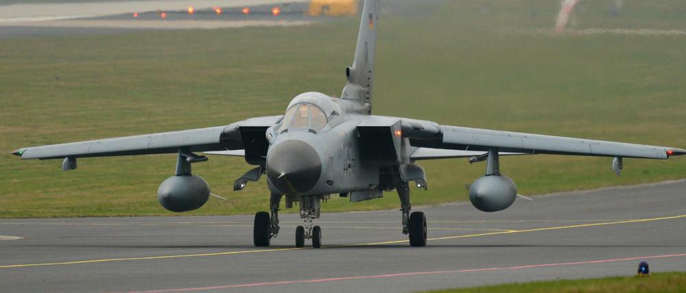 Ein Bundeswehr-Aufklärungsflugzeug vom Typ Tornado rollt auf der Startbahn des Fliegerhorsts Büchel in der Eifel.