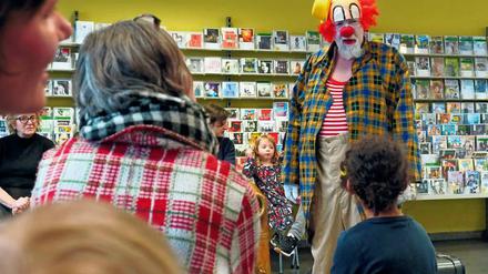 Autoren, Bücher, Clowns. Ohne Veranstaltungsprogramm dürfte die Amerika-Gedenkbibliothek am Sonntag nicht geöffnet haben.