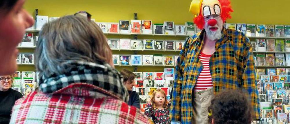 Autoren, Bücher, Clowns. Ohne Veranstaltungsprogramm dürfte die Amerika-Gedenkbibliothek am Sonntag nicht geöffnet haben.