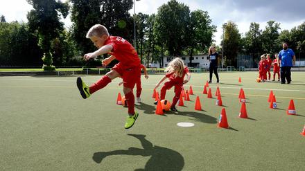 Jugendspieler trainieren im Stadion Lichterfelde.  