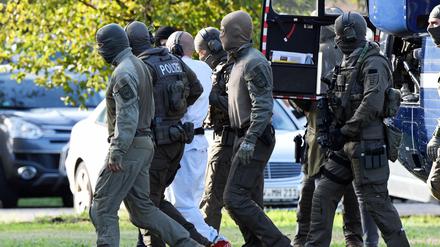 Nach der Festnahme des mutmaßlichen Attentäters von Halle wurde nun die Wohnung von zwei möglichen Sympathisanten durchsucht.