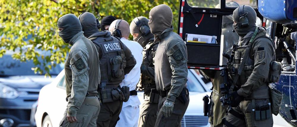 Nach der Festnahme des mutmaßlichen Attentäters von Halle wurde nun die Wohnung von zwei möglichen Sympathisanten durchsucht.