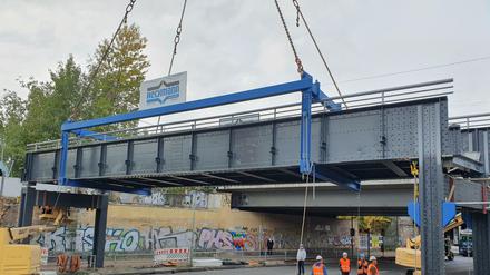 Yorckbrücke Nummer 10 wurde am Sonnabendvormittag nach Sanierung wieder eingehängt.