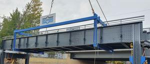 Yorckbrücke Nummer 10 wurde am Sonnabendvormittag nach Sanierung wieder eingehängt.