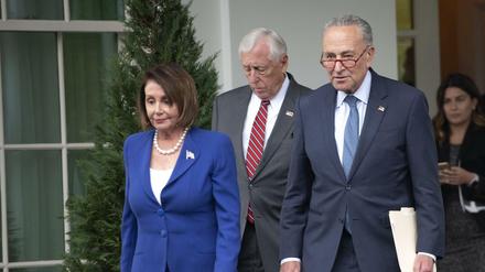 Vorzeitiges Ende eines Meetings: Die Demokraten Nancy Pelosi, Steny Hoyer und Chuck Schumer verlassen das Weiße Haus.