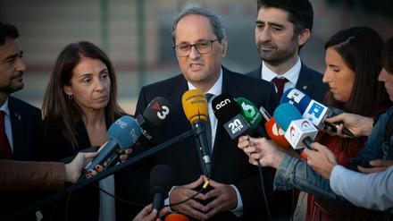Quim Torra (Mitte), Regionalpräsident von Katalonien, spricht vor Journalisten.