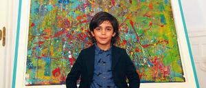 Der siebenjährige Mikail Akar ist ein kleiner Star in der deutschen Kunstszene. Das Bild, vor dem er posiert, ist bereits verkauft – für 8000 Euro.
