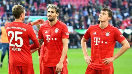 Nicht zu fassen: Javi Martinez (Nummer 8) und Co. nach dem Abpfiff in Augsburg. 