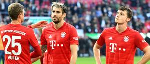 Nicht zu fassen: Javi Martinez (Nummer 8) und Co. nach dem Abpfiff in Augsburg. 