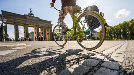 Pflastersteine markieren die Stelle, wo zu DDR-Zeiten die Berliner Mauer stand.