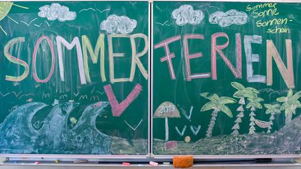 Ein buntes Tafelbild mit dem Schriftzug Sommerferien.
