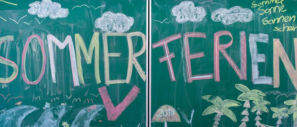 Ein buntes Tafelbild mit dem Schriftzug Sommerferien.