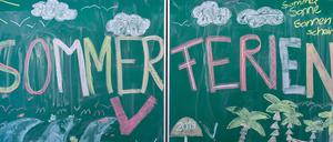 Ein buntes Tafelbild mit dem Schriftzug Sommerferien.