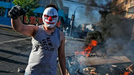 Ein maskierter Protestler in der chilenischen Stadt Valparaiso