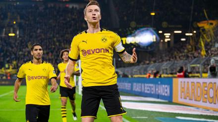Dortmunds Marco Reus bejubelt sein Tor zum 1:0. Links kommt Achraf Hakimi dazu.