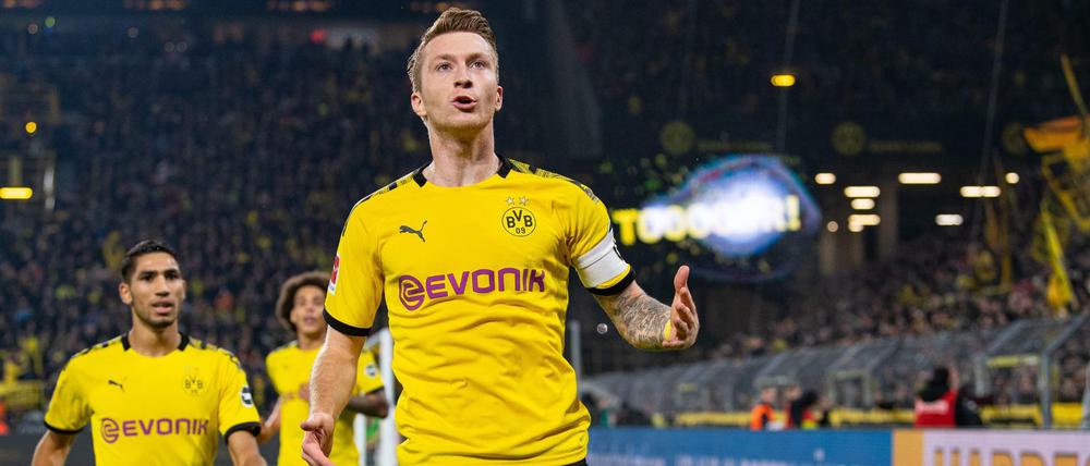 Dortmunds Marco Reus bejubelt sein Tor zum 1:0. Links kommt Achraf Hakimi dazu.