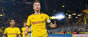 Dortmunds Marco Reus bejubelt sein Tor zum 1:0. Links kommt Achraf Hakimi dazu.
