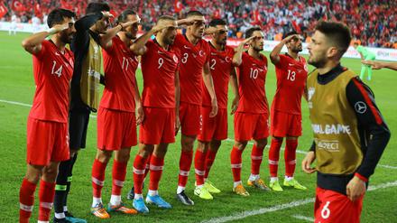In Deutschland angekommen. Der Salut-Jubel der türkischen Nationalmannschaft sorgt weiter für Diskussionen.