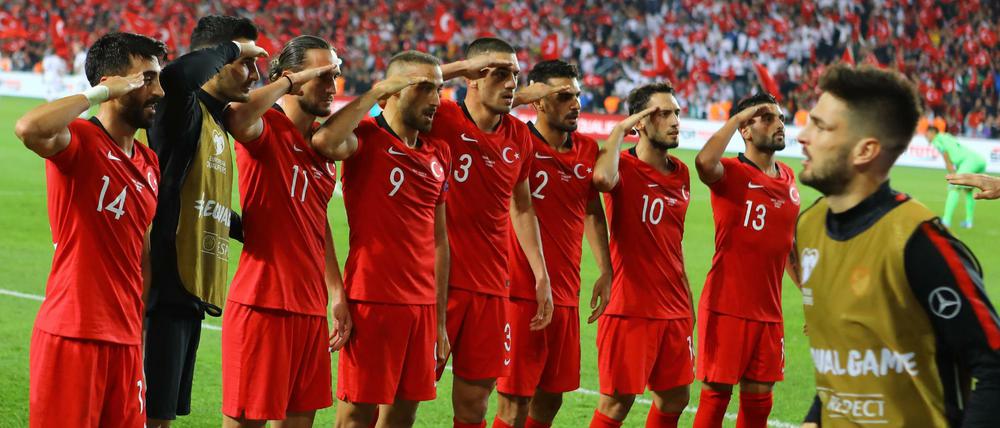 In Deutschland angekommen. Der Salut-Jubel der türkischen Nationalmannschaft sorgt weiter für Diskussionen.