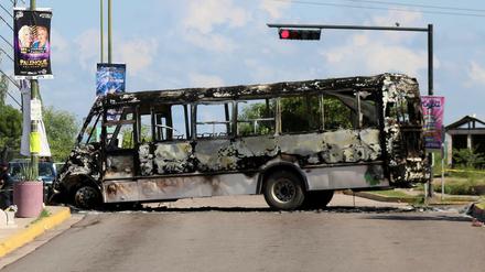 Am Schauplatz der misslungenen Festnahme: Ein ausgebrannter Bus
