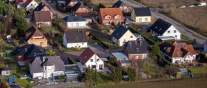 Grundsteuer zahlen alle Eigentümer - sie kann auf Mieter umgelegt werden.