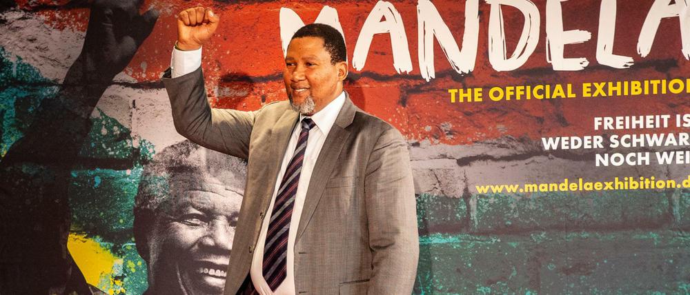 Der Enkelsohn von Nelson Mandela, Nkosi Zwelivelile Mandela, steht in der Ausstellung „Mandela: The Official Exhibition“