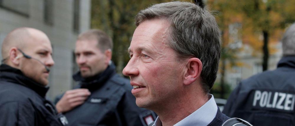 Bernd Lucke, Wirtschaftswissenschaftler und AfD-Mitbegründer, steht nach seiner verhinderten Antrittsvorlesung an der Universität Hamburg auf dem Campus vor Polizisten.