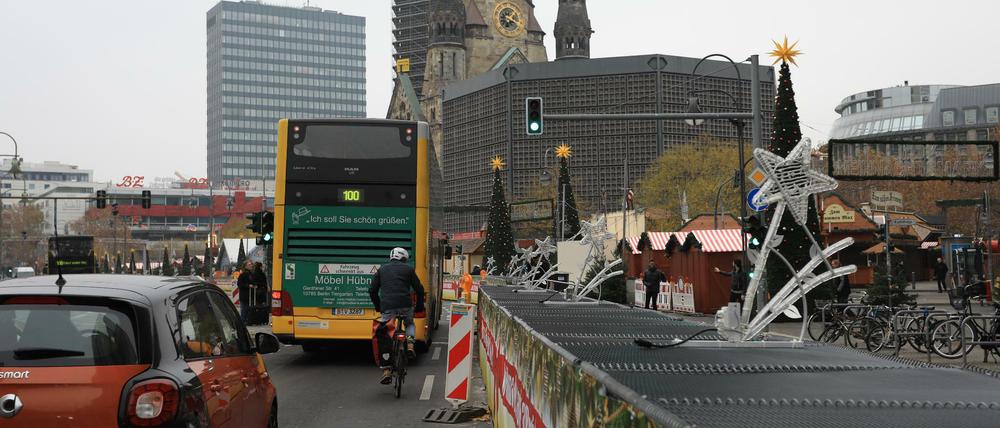 Poller und mit Sandsäcken gefüllte Eisenkörbe stehen zur Sicherung vom Weihnachtsmarkt am Breitscheidplatz in Berlin-Charlottenburg.