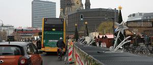 Poller und mit Sandsäcken gefüllte Eisenkörbe stehen zur Sicherung vom Weihnachtsmarkt am Breitscheidplatz in Berlin-Charlottenburg.