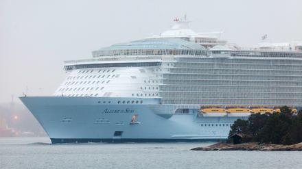 Das Schiff "Allure of the Seas" verlässt die finnische Werft in Turku, wo sie gebaut wurde. Wegen eines waghalsigen Selfies auf einem Luxusschiff hat eine Reederei ihrer Passagierin lebenslanges Kreuzfahrt-Verbot erteilt.